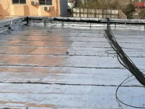 洛阳市卫生间漏水维修公司分享下洛阳市屋面楼顶防水刚性防水层施工要点。